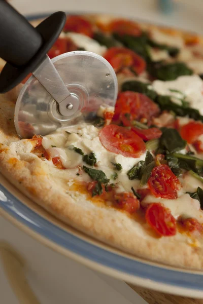 Taze pişmiş pizza.