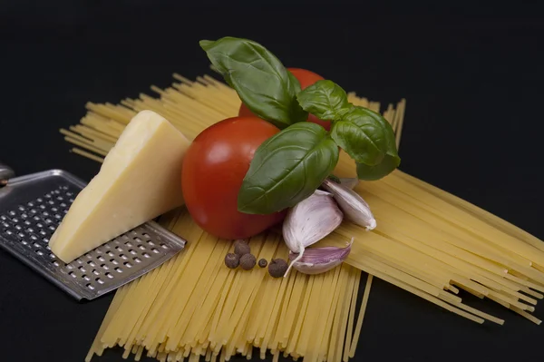 Pasta de espagueti, tomate, albahaca, ajo y queso — Foto de Stock