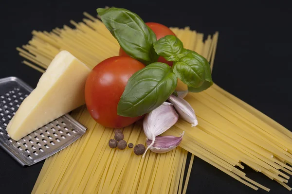 Pasta de espagueti, tomate, albahaca, ajo y queso — Foto de Stock