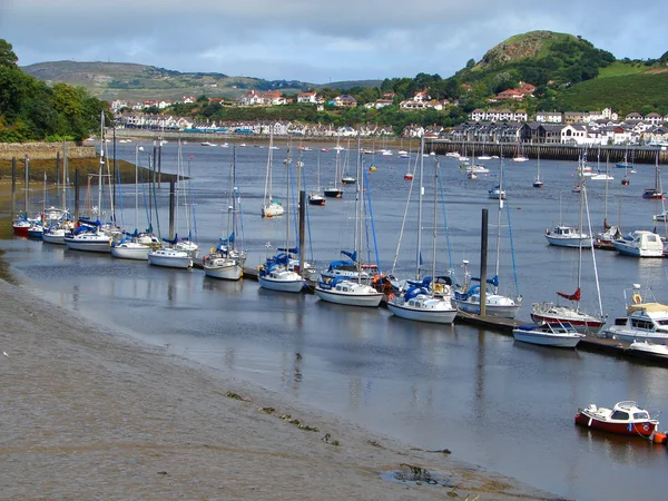 Bateaux sur le port de Conway Bay, Pays de Galles, Royaume-Uni — Photo