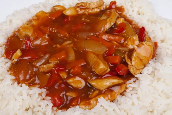 Сладкий и кислый цыпленок с рисом . — стоковое фото