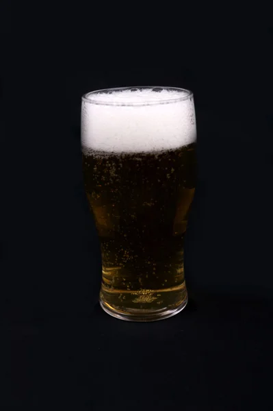 Bicchiere di birra su sfondo nero — Foto Stock