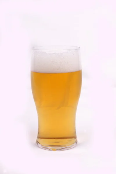 Bicchiere di birra su sfondo bianco — Foto Stock