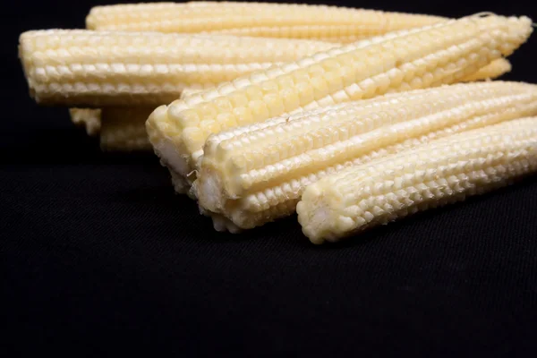 Bébi kukorica fekete háttér — Stock Fotó