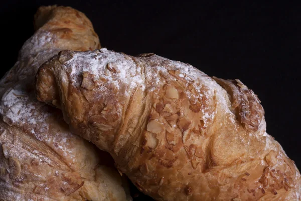 Friss mandula croissant-t, a fekete háttér — Stock Fotó
