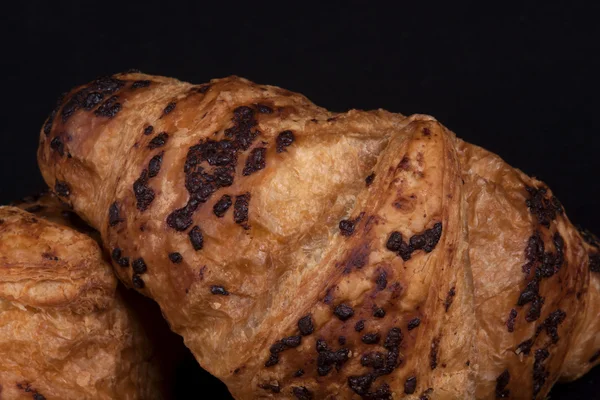 Verse chocolade croissants op een zwarte achtergrond — Stockfoto