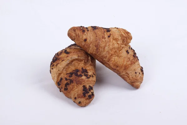 Verse chocolade croissants op een witte achtergrond — Stockfoto