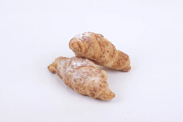 Croissant de almendras frescas sobre un fondo blanco —  Fotos de Stock