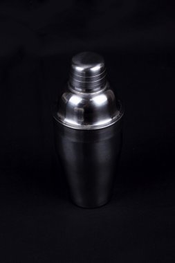 siyah arka plan üzerine kokteyl shaker