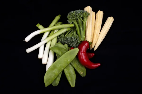 Chili, brokkoli, baby póréhagyma, bébi kukorica és rüh tout — Stock Fotó