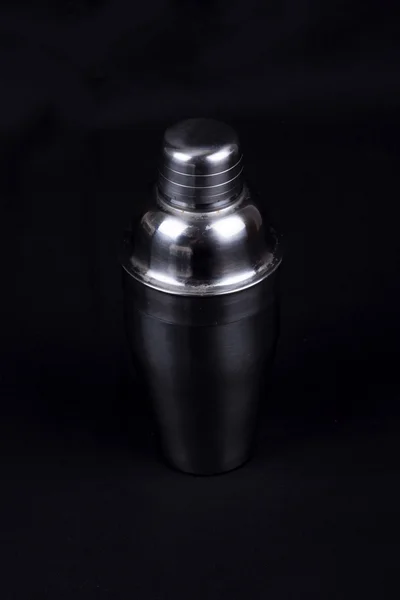 Cocktail shaker no fundo preto — Fotografia de Stock