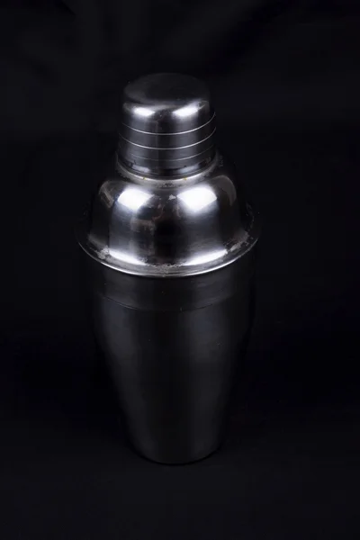 Shaker do koktajli na czarnym tle — Zdjęcie stockowe