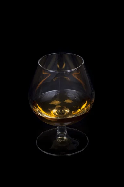Gieten van cognac in een glas. — Stockfoto