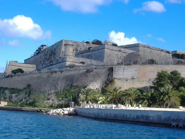Pohled na fort st. angelo z velkého přístavu strany. Malta — Stock fotografie