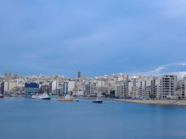 Valletta városára és a waterfront kikötő keresztül megtekintett — Stock Fotó