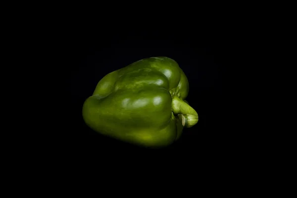 Pimenta verde em um fundo preto — Fotografia de Stock