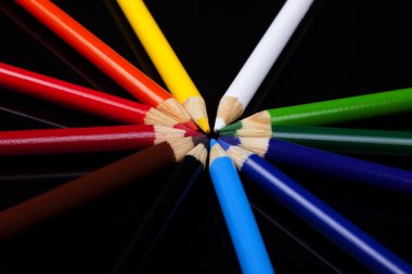 Siyah arkaplanda izole edilmiş renkli kalemler