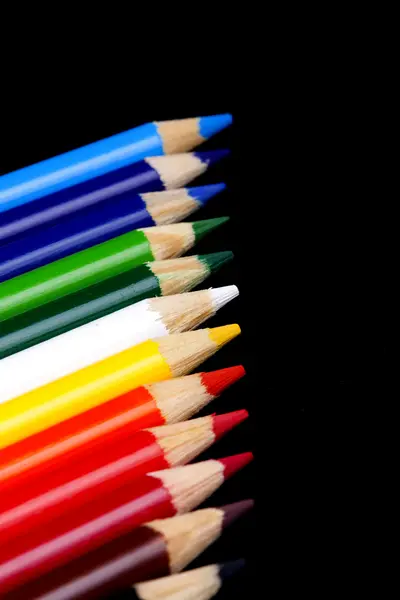 Siyah arkaplanda izole edilmiş renkli kalemler — Stok fotoğraf