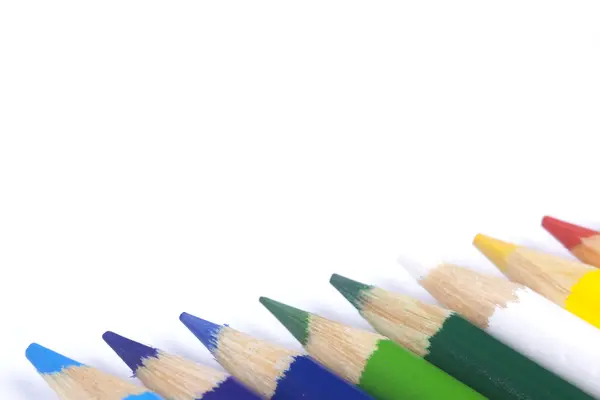 하얀 배경에 분리되어 있는 색연필 — 스톡 사진