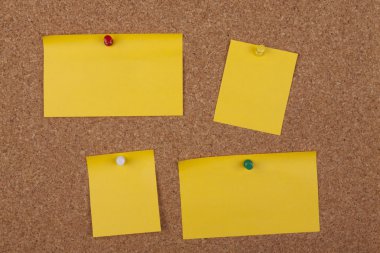 cork board üzerinde notlar sonrası