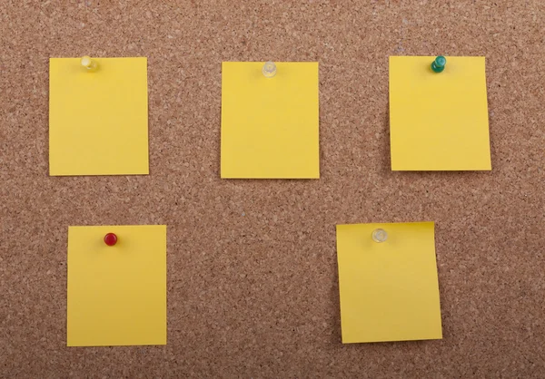 Post-it notities aan kurk boord — Stockfoto