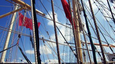 Arma ile uzun boylu Gemi direkleri