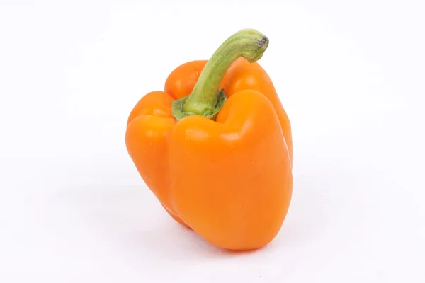 Peperoni arancioni su sfondo bianco — Foto Stock