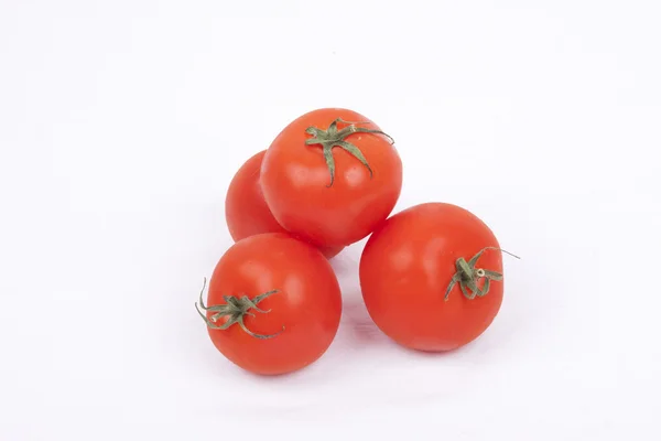 Tomaten op een witte achtergrond — Stockfoto