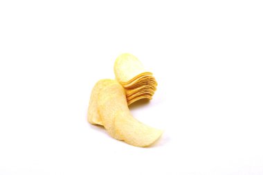 beyaz zemin üzerine patates cipsi (cips)