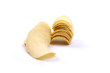 beyaz zemin üzerine patates cipsi (cips)
