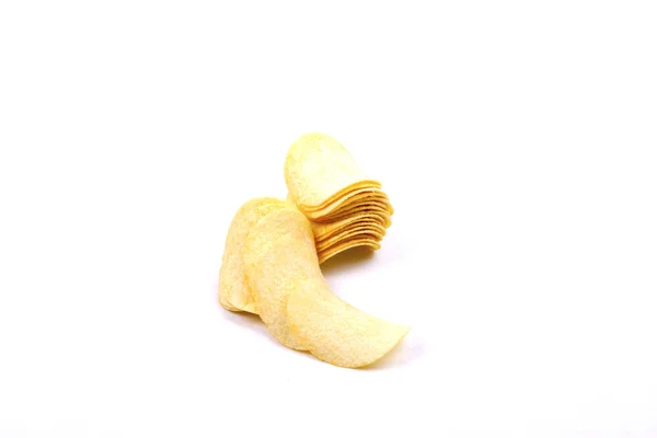 Potatischips (chips) på en vit bakgrund — Stockfoto