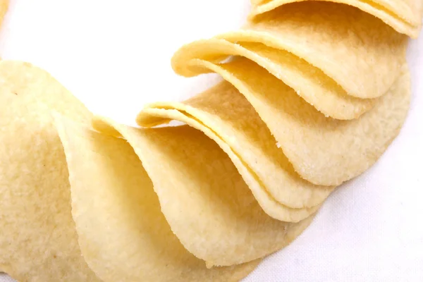 Batata frita (batatas fritas) sobre um fundo branco — Fotografia de Stock