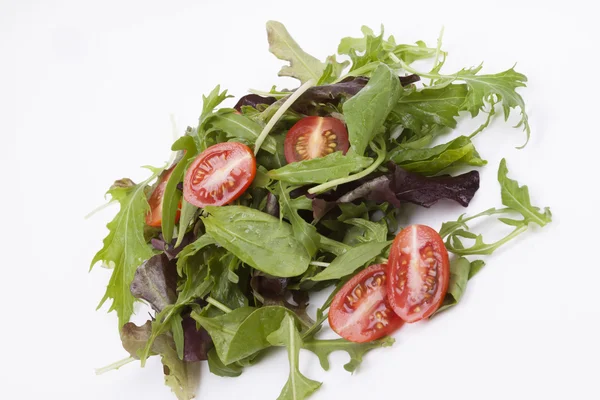 Salade geïsoleerd op wit. — Stockfoto