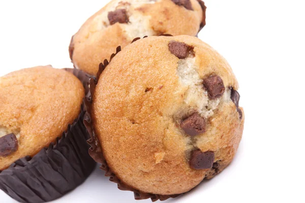 Tre gocce di cioccolato muffin su uno sfondo bianco — Foto Stock