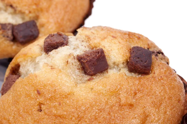 Muffin con gocce di cioccolato su sfondo bianco — Foto Stock