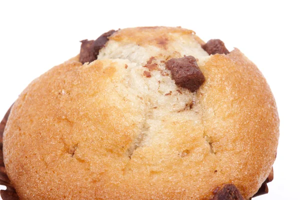 Muffin con gocce di cioccolato su sfondo bianco — Foto Stock