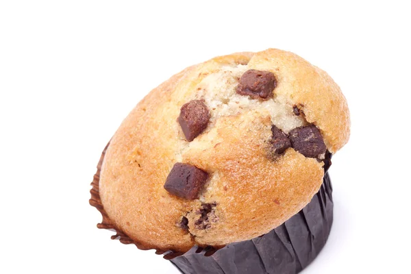 Choklad chip muffin på vit bakgrund — Stockfoto