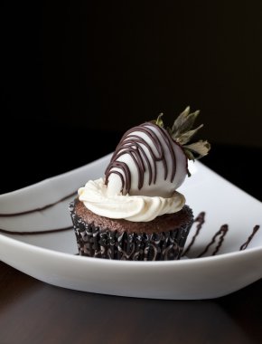 Çikolatalı kek batırılmış çilek ile tepesinde