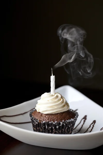 Chocolade cupcake met gedoofd verjaardag kaars Stockfoto