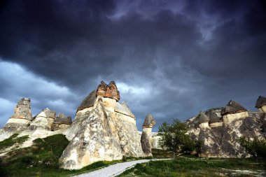 formaciones rocosas cerca de goreme, cappadocia, Turquía.