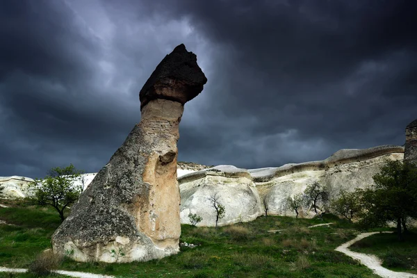 Skalní útvary v blízkosti goreme, Kappadokie, Turecko. — Stock fotografie