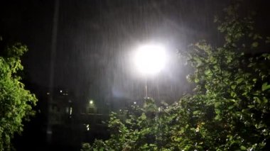 Şimşek ve sağanak yağmurun videosu. Kötü hava. Şiddetli yağmur. Yıldırım boşaltımı.