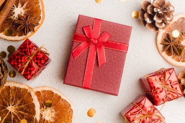 Beyaz bir arka planda yılbaşı hediyesi. Tatil için hediye seçmekle ilgili bir makale. Kırmızı hediye paketi. Yeni Yıl ve Noel