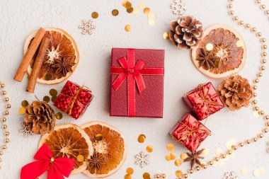 Beyaz bir arka planda yılbaşı hediyesi. Tatil için hediye seçmekle ilgili bir makale. Kırmızı hediye paketi. Yeni Yıl ve Noel