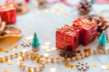 Beyaz bir arka planda yılbaşı hediyesi. Tatil için hediye seçmekle ilgili bir makale. Kırmızı hediye paketi. Yeni Yıl ve Noel