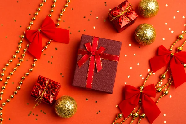 赤い背景に赤いクリスマスプレゼントやクリスマスツリー 新年とクリスマスについての記事 贈り物の選択 赤い贈り物だ 新年の背景 — ストック写真