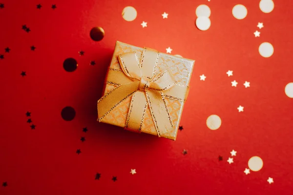 黄色の新年の贈り物 新年とクリスマス コピースペース 贈り物を選ぶことに関する記事 赤の背景 — ストック写真