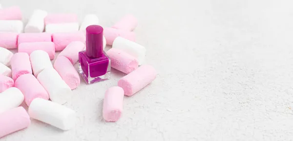 Nagellak Marshmallows Marshmallow Een Witte Achtergrond Een Artikel Nagellakken Cosmetologie — Stockfoto
