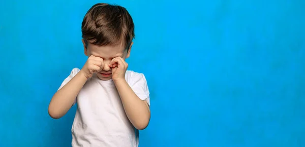 Rapaz Fundo Azul Esfrega Lhe Olhos Saúde Ocular Doenças Oculares Fotografias De Stock Royalty-Free