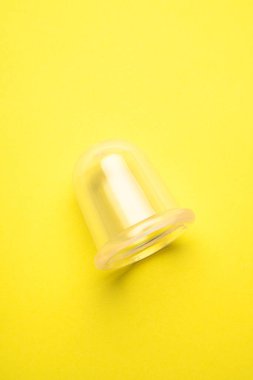 Sarı arka plan fotokopi cihazına vakumlu vücut masajı cihazı. Masaj hakkında bir makale. Selülit nasıl kaldırılır